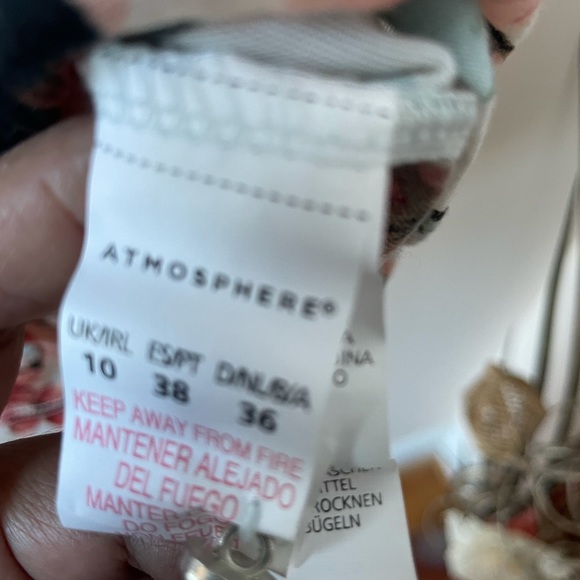 Floral prints button down collar sleeve less top - Picture 7 of 8